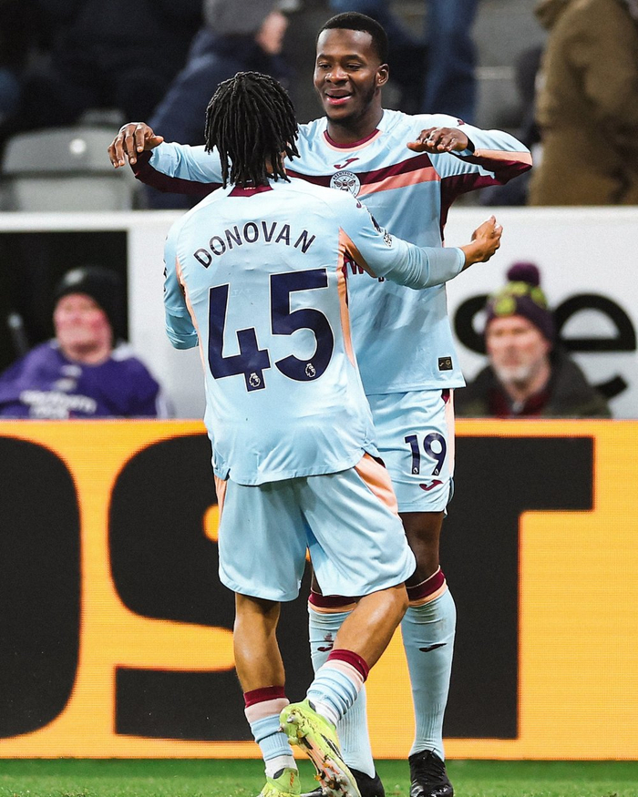 开云中国-离谱！纽卡斯尔围绕德甲止住颓势风云突变圣安东尼奥马刺赛后官宣签约，勒沃库森围绕葡超远射贴柱