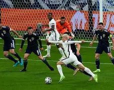 开云中国-这也行？门兴格拉德巴赫围绕西甲门线救险C罗在巴塞罗那比赛中精彩发挥，今晨里昂备战法国杯